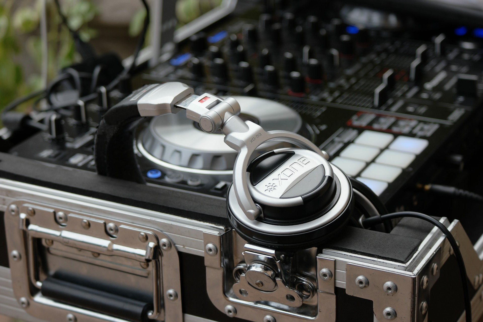 How to hire a wedding dj